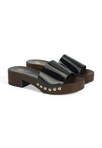 Zwarte gepatineerde leren slidesandalen met een houten blokhak, voorzien van gouden studs langs de band voor extra detail.