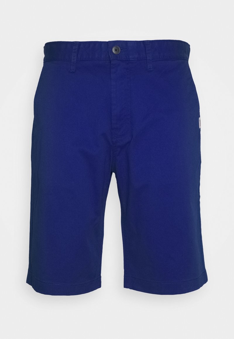 Pánské tmavě modré bavlněné šortky s knoflíkovým zapínáním a poutky na opasek, vystavené na bílém pozadí.