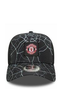 Schwarze Kappe mit einem netzartigen grauen Druck und einem roten Manchester United Emblem auf einem quadratischen Patch. Verstellbarer Riemenverschluss auf der Rückseite.
