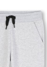 Grijze sweatpants met een geribbelde tailleband, zwarte trekkoord, zijzakken en een zachte textuur. Eenvoudig ontwerp, zonder patronen of logo's.