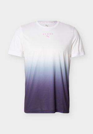 Biała koszulka z krótkim rękawem z fioletowym gradientem u dołu oraz różowym napisem "HYROX" i logo Puma na piersi.