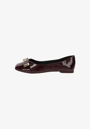 Ballerine en cuir verni bordeaux avec un bout arrondi, ornée d'une boucle décorative en ton doré sur le dessus et d'une semelle en caoutchouc plate.