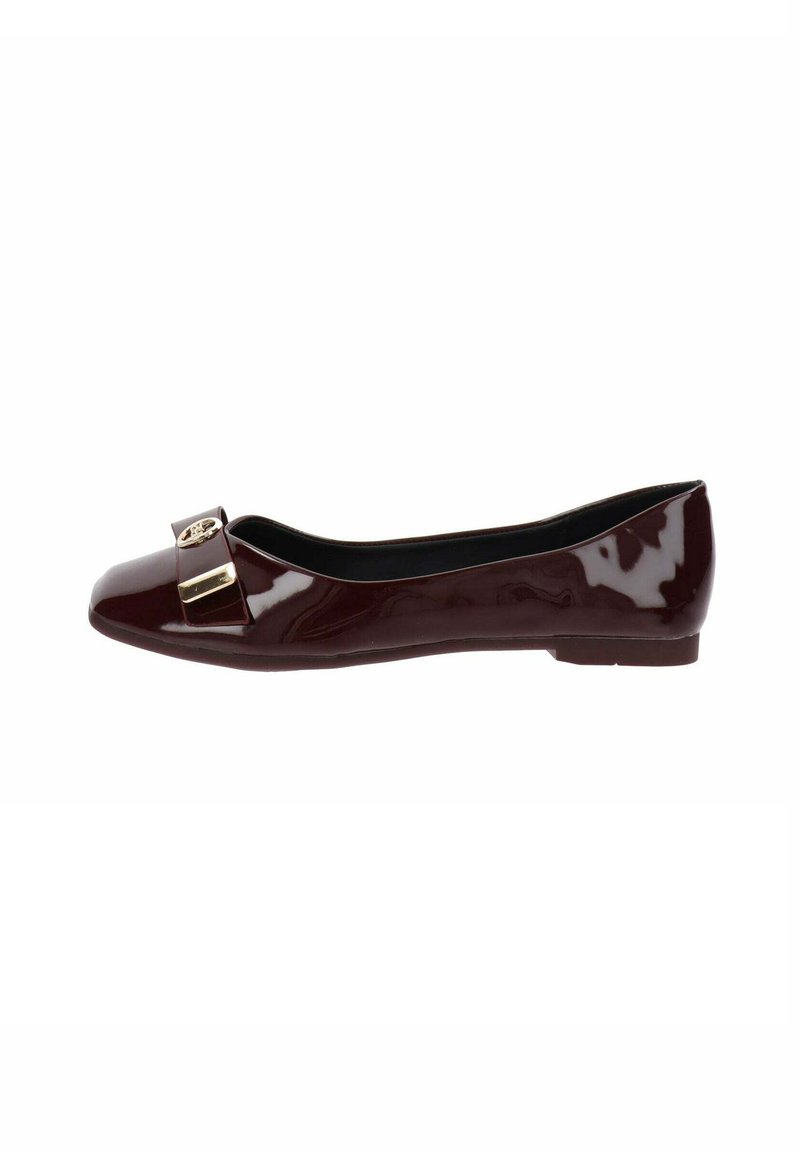 Ballet flat in pelle verniciata bordeaux con punta arrotondata, caratterizzato da una fibbia decorativa color oro sulla tomaia e una suola piatta in gomma.