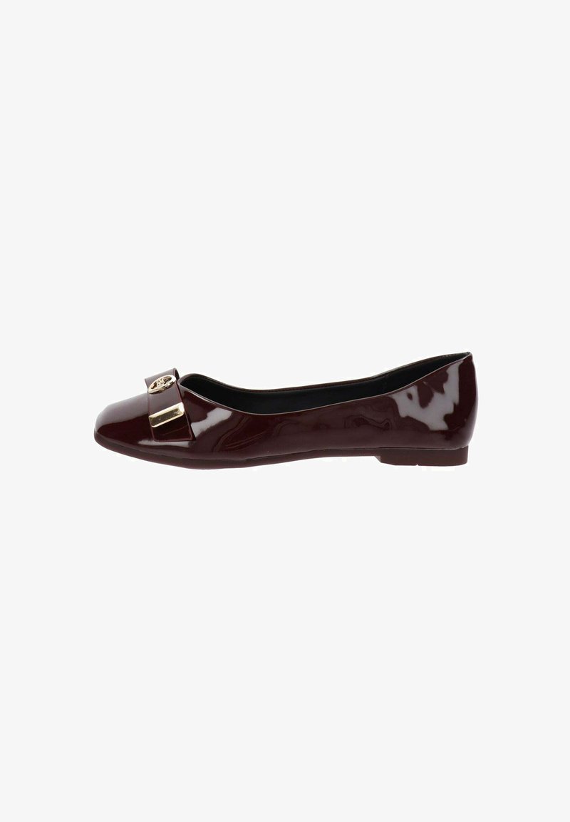 Ballet flat in pelle verniciata bordeaux con punta arrotondata, caratterizzato da una fibbia decorativa color oro sulla tomaia e una suola piatta in gomma.