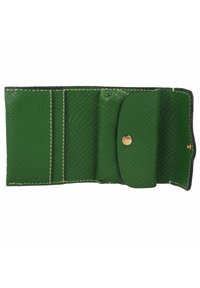 Portefeuille en cuir vert avec une finition texturée, trois compartiments et une fermeture à pression avec des accents en métal doré.