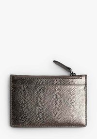 Tarjetero de cuero metálico con superficie texturizada, con tres ranuras para tarjetas, un bolsillo con cremallera y una forma rectangular delgada.