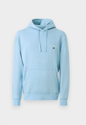 Helle blaue Kapuzenjacke aus weichem Baumwollstoff, mit einer Kängurutasche, Kapuze mit Kordelzug und gesticktem Logo auf der Brust.