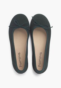 Bailarinas de ante verde con punta redondeada y un lazo decorativo. Forro suave y un perfil delgado, con una textura lisa y un diseño minimalista.