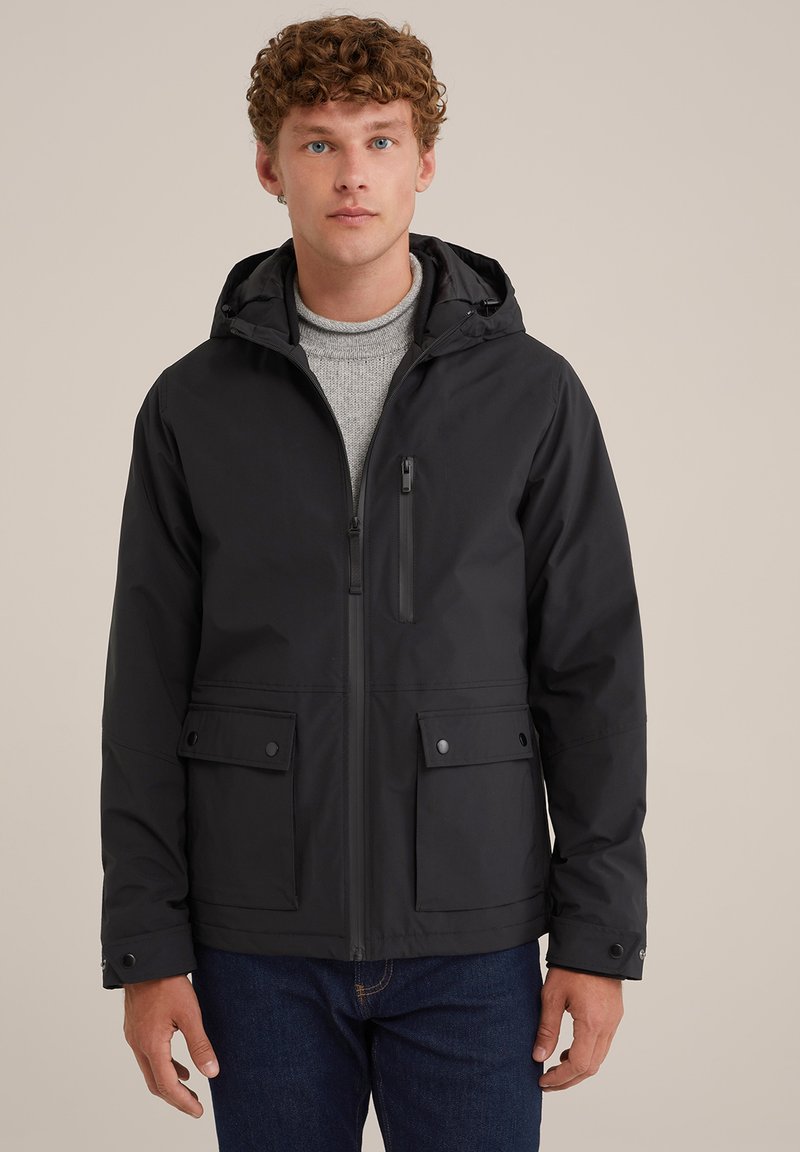 Chaqueta negra impermeable con capucha, cierre frontal de cremallera, dos bolsillos laterales, bolsillo en el pecho y una textura suave. Ideal para usar al aire libre.