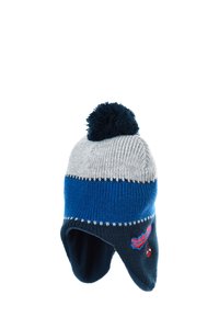 Cappello in maglia invernale con strisce grigie, blu e blu scuro, con alette per le orecchie, pon-pon nero sopra e una toppa rossa con il logo di Spider-Man.