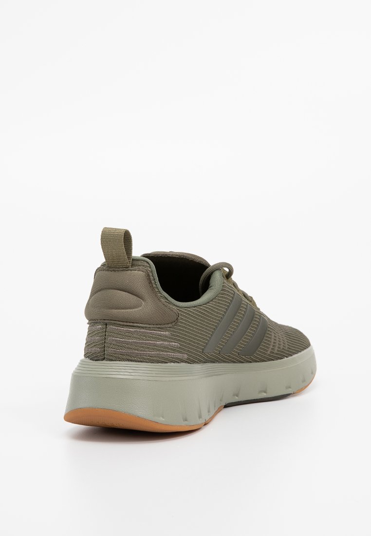 Olijfgroene sportschoenen met een gestructureerde stoffen bovenkant, een opvallend ontwerp met drie strepen en een gevoerde zool in lichtgroen en oranje accenten.