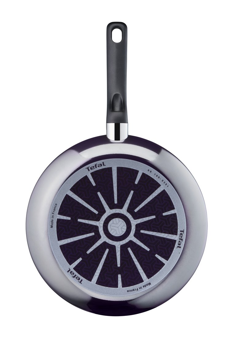 Antihaft-Bratpfanne mit schwarzem Griff, kreisförmigem Muster am Boden und Tefal-Logo auf weißem Hintergrund.