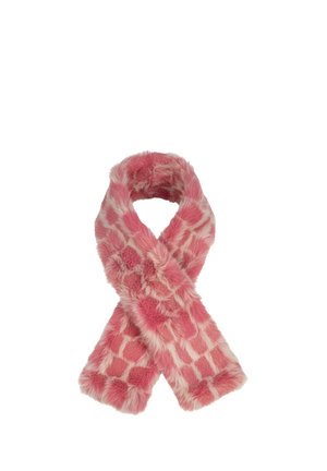 Bufanda rosa de pelo sintético con un patrón de cuadros, cruzada en el medio sobre un fondo blanco.