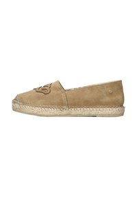 Tan suède espadrille met een ronde neus, gestikte jute tussenzool en geborduurd logo op de voorkant, met een platte rubberen zool.