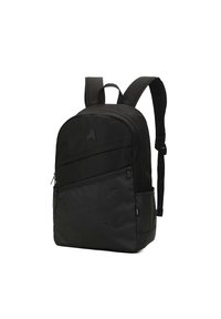 Zaino nero con una combinazione di materiali a texture e lisci, una tasca anteriore con zip, spallacci imbottiti e una maniglia superiore.