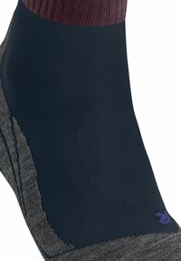 Zbliżenie na skarpetę z bordowym wierzchem, ciemnoniebieskim ciałem z teksturowaną wstawką oraz szarym dołem, zaprojektowaną z myślą o komforcie i wsparciu.