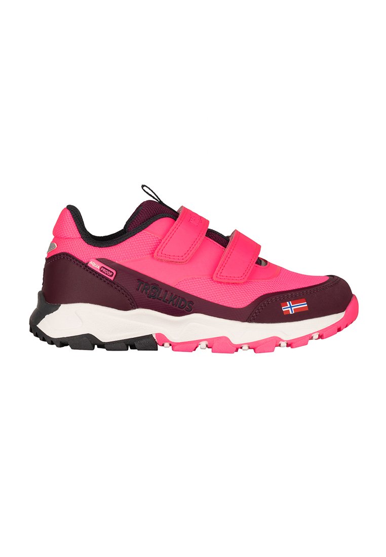 Kinderschuh mit niedrigem Schnitt in leuchtendem Pink und dunklem Lila, ausgestattet mit doppelten Klettverschlüssen, robustem Sohlenprofil und einem norwegischen Flaggenmotiv an der Seite.