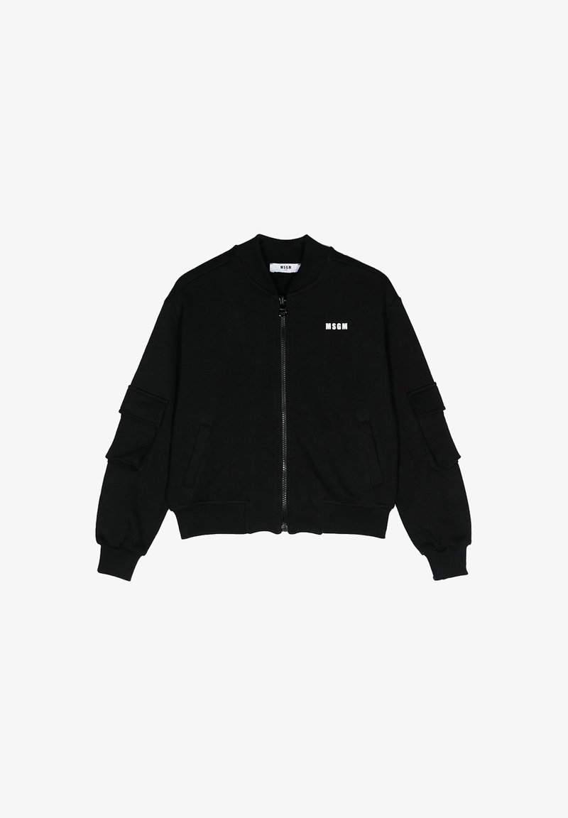 Giubbotto bomber nero con zip frontale, polsini a costine e due tasche laterali, completo di una tasca in tessuto sulla manica sinistra.