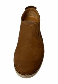 Zapato sin cordones de ante marrón con puntera redondeada, costuras en contraste y suela texturizada. El interior es de color beige y suave.