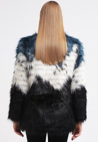 Bunda z umělého kožíšku s gradientním designem v modré, bílé a černé barvě. Obsahuje dlouhou, huňatou texturu a dlouhé rukávy. Zobrazeno z pohledu ze zadní strany.