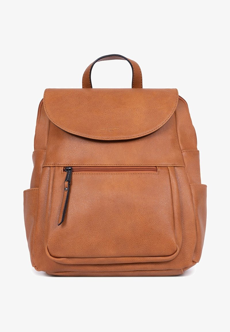 Sac à dos en cuir marron avec une poche zippée à l’avant, une fermeture à rabat, une poignée supérieure et des poches latérales sur fond blanc.