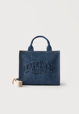 DKNY, HADLEE TOTE - Sac à main - denim/saddle