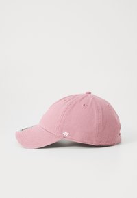 Cappellino da baseball in cotone rosa con visiera curva, logo ricamato e dettagli cuciti sulla corona. Cinturino regolabile sul retro.