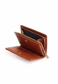 Portafoglio in pelle marrone con finitura testurizzata, dotato di un compartimento con zip e più fessure per carte. Accenti in hardware dorato.