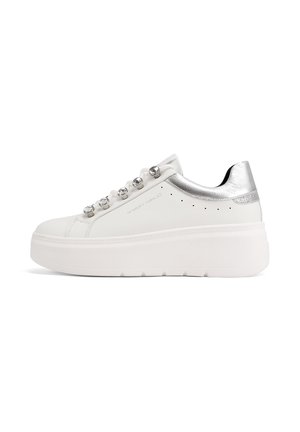 Sneaker piattaforma bianca con tacco argento, occhielli di cristallo rotondi e dettagli perforati sui lati su uno sfondo bianco semplice.