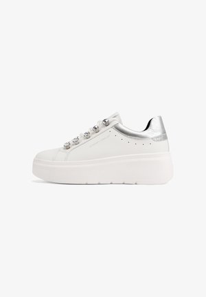 Sneaker piattaforma bianca con tacco argento, occhielli di cristallo rotondi e dettagli perforati sui lati su uno sfondo bianco semplice.