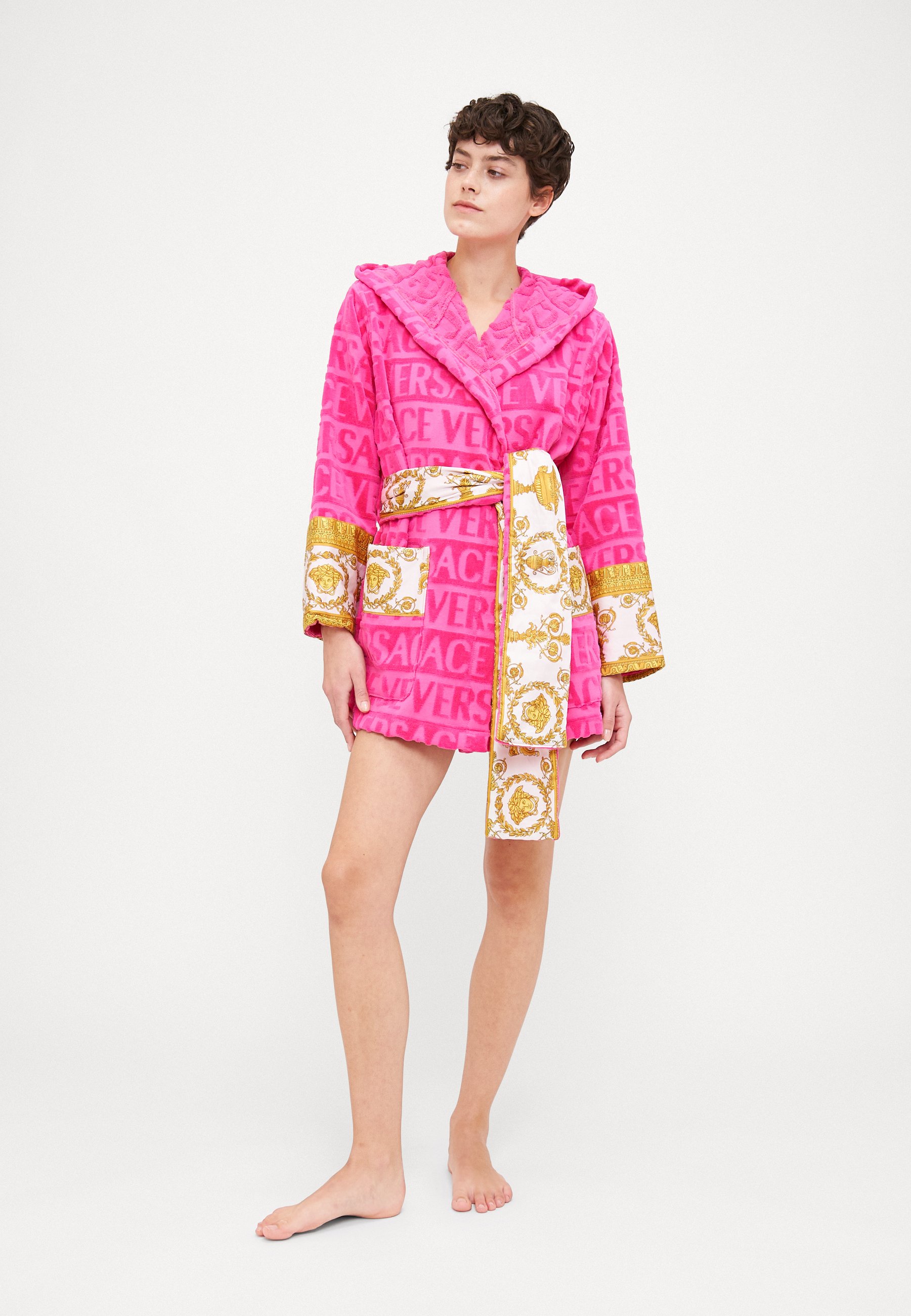【関税込み】Versace ピンク 'I Heart Baroque' バスローブ I ♡ Baroque Short Bathrobe Pink | VERSACE US