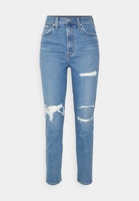 Dam högmidjade jeans i medelblå denim, med slitna områden vid knäna, råa kanter och en standard femficksdesign.