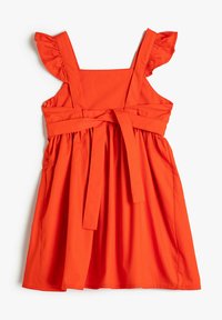 Rotes Baumwollkleid mit Rüschenträgern, einem taillierten Oberteil und einem ausgestellten Rock. Enthält einen passenden Bindegürtel in der Taille.
