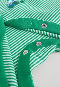 Zelené pásikavé tričko s bielymi pruhmi, so zapínaním na cvoky pri výstrihu a vyšívaným dizajnom traktora na prednej časti. Jemný bavlnený materiál.