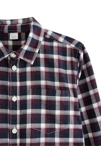 Camicia a quadri da uomo in rosso scuro, blu navy e bianco. Tessuto in cotone, design con bottoni, dettaglio della tasca sul petto, con texture morbida e colletto regolare.