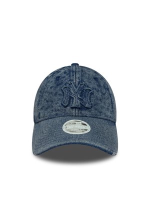 Casquette de baseball bleu denim avec logo "NY" brodé sur le devant et une visière incurvée, étiquetée comme modèle 9TWENTY pour femmes par New Era.