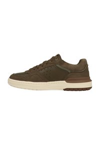 Brown suède sneaker met een glad leren paneel, vetersluiting, geperforeerde details en een crèmekleurige rubberen zool. Accenten in een donkerdere bruin.
