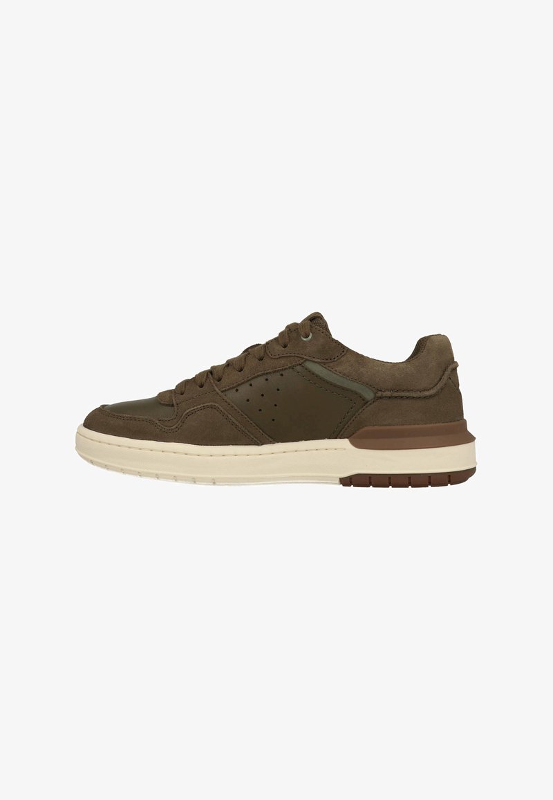 Baskets en suède marron avec un panneau en cuir lisse, design à lacets, détails perforés et semelle en caoutchouc crème. Accents en marron plus foncé.