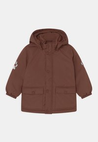 Braune gefütterte Jacke mit abnehmbarer Kapuze, elastischen Bündchen, zwei Fronttaschen und einem weißen Pfotenabdruck-Design auf dem linken Ärmel.