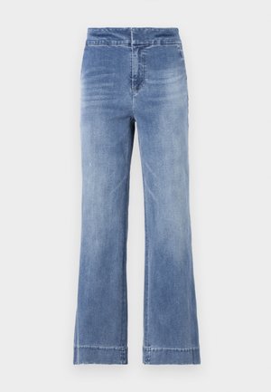 Hellblaue Jeans aus Denim mit hohem Bund und ausgestellten Beinen. Merkmale sind subtile Verwaschungen, ein Fünf-Taschen-Design und eine Stickerei entlang dem Saum.