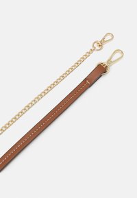 Cinturino in pelle marrone con cuciture bianche e hardware dorato, insieme a un cinturino a catena dorata, entrambi dotati di chiusure a clip alle estremità.
