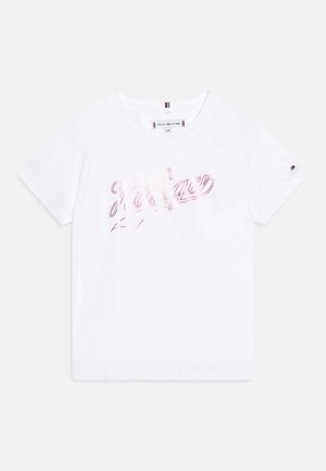 Biały bawełniany t-shirt z błyszczącym różowym nadrukiem logo "Hilfiger". Krótkie rękawy oraz okrągły dekolt z minimalnymi detalami szwów.