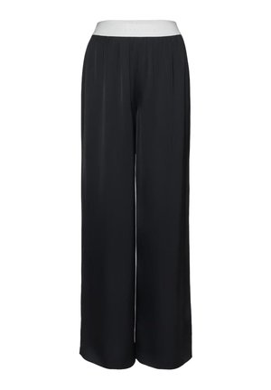 Juodos plačių kojų kelnės su balta elastine juosmens juosta, priekine klostėmis ir lygiu audiniu, pateiktos ant baltos paprastos fonas.