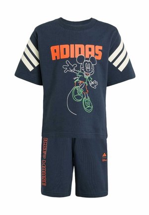 Ensemble deux pièces bleu marine comprenant une chemise à manches courtes avec le texte orange "ADIDAS" et un graphique de Mickey Mouse, accompagnée de shorts assortis.