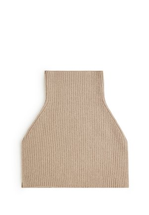 Top lavorato a maglia beige con colletto alto e texture a coste; presenta un design aderente con ampie aperture per le braccia e una forma pulita e affusolata.
