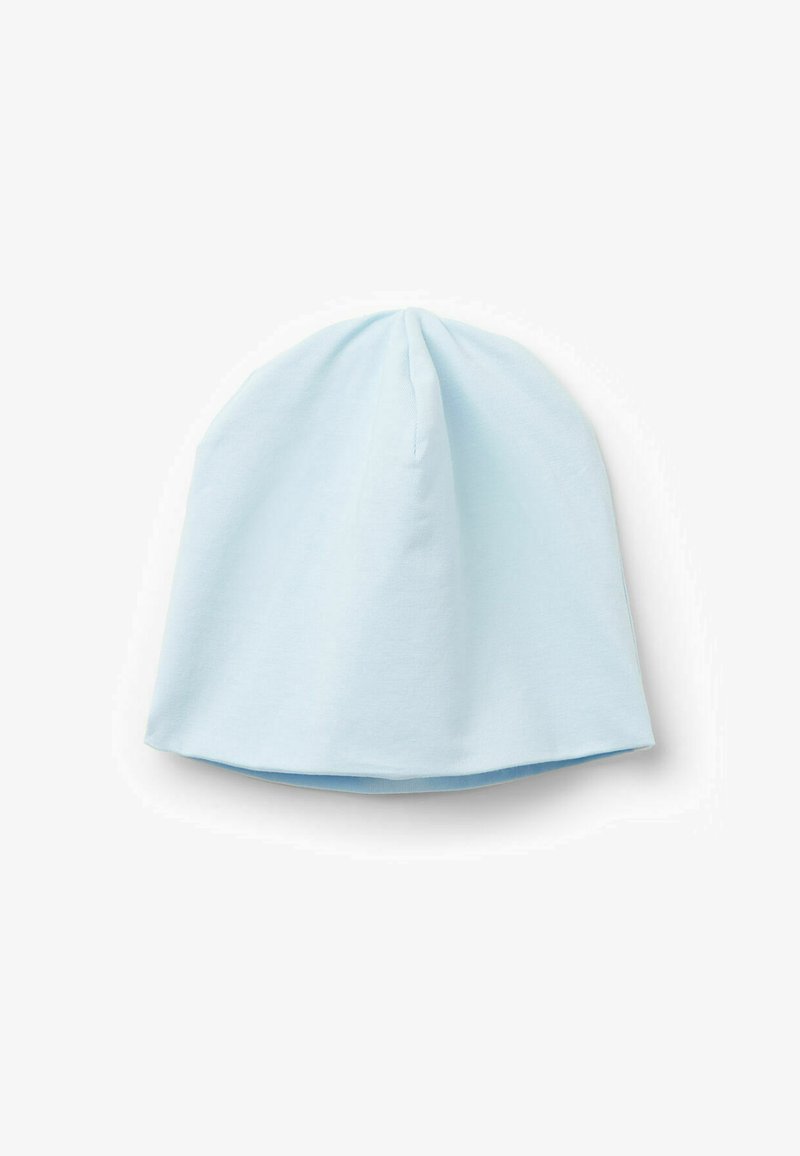 Beanie in cotone azzurro chiaro con una texture morbida, forma arrotondata e cucitura superiore arricciata. Nessun motivo o abbellimento presente.