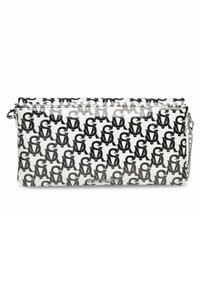 Bolso clutch blanco con un patrón repetido de letras S y D en negro, acabado brillante, cierre con cremallera y una correa de cadena plateada. Mide aproximadamente 23 centímetros de ancho.