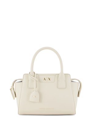 Sac à main Armani Exchange couleur crème avec doubles poignées, plaque logo "A|X" dorée, détails de boucle latérale, et une étiquette de marque suspendue à une poignée.