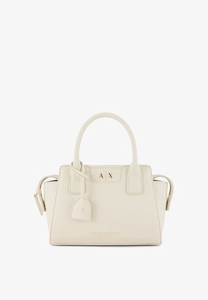 Borsa Armani Exchange color crema con doppi manici, placca logo "A|X" dorata, dettagli con fibbia laterale e etichetta marchiata appesa a un manico.