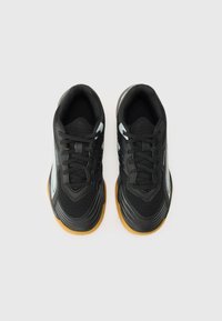Schwarze Sportschuhe aus Netzstoff, mit strukturierten Oberflächen und einer Gummisohle. Sie verfügen über graue Akzente und Schnürsenkel für einen sicheren Sitz.